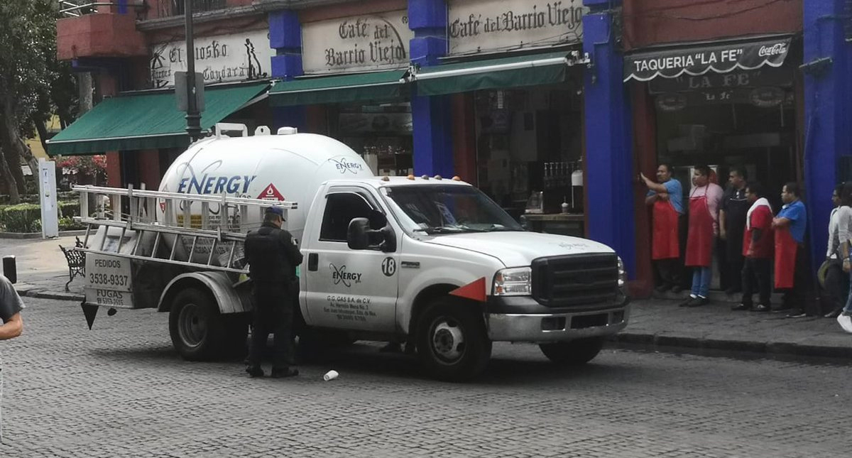Bomberos atienden fuga en pipa de gas en Coyoacán Bomberos atienden fuga en pipa de gas en Coyoacán