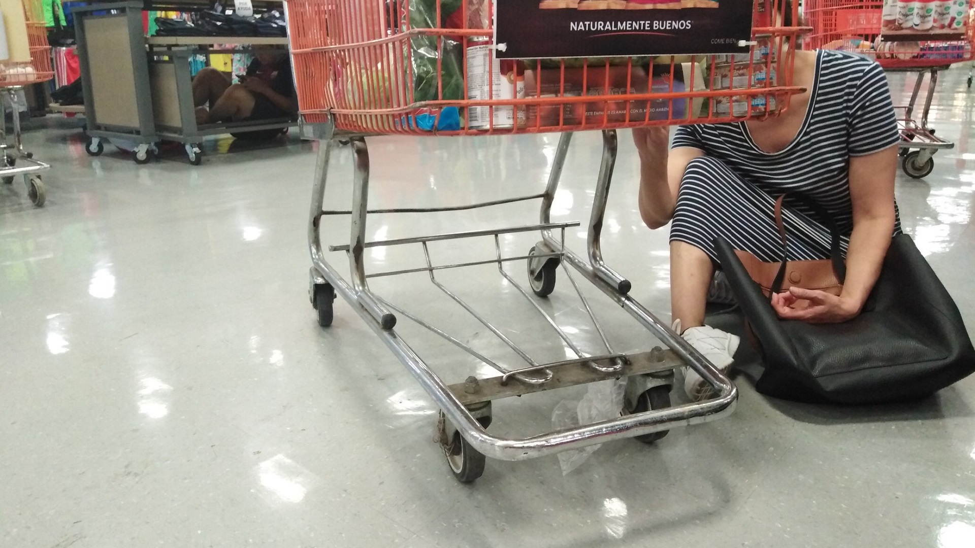 Persecución y balacera termina en supermercado de Monterrey