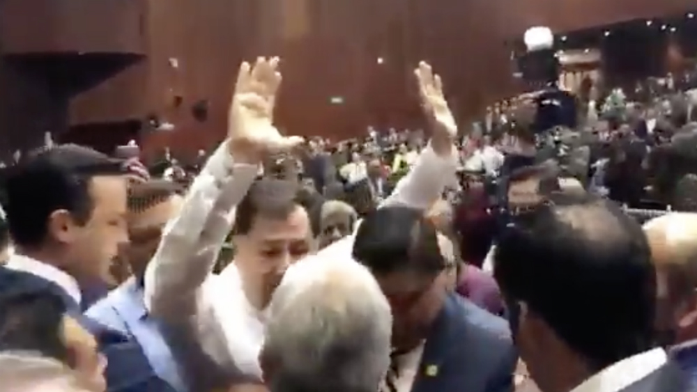 Enfrentamiento entre diputados del PAN y Fernández Noroña