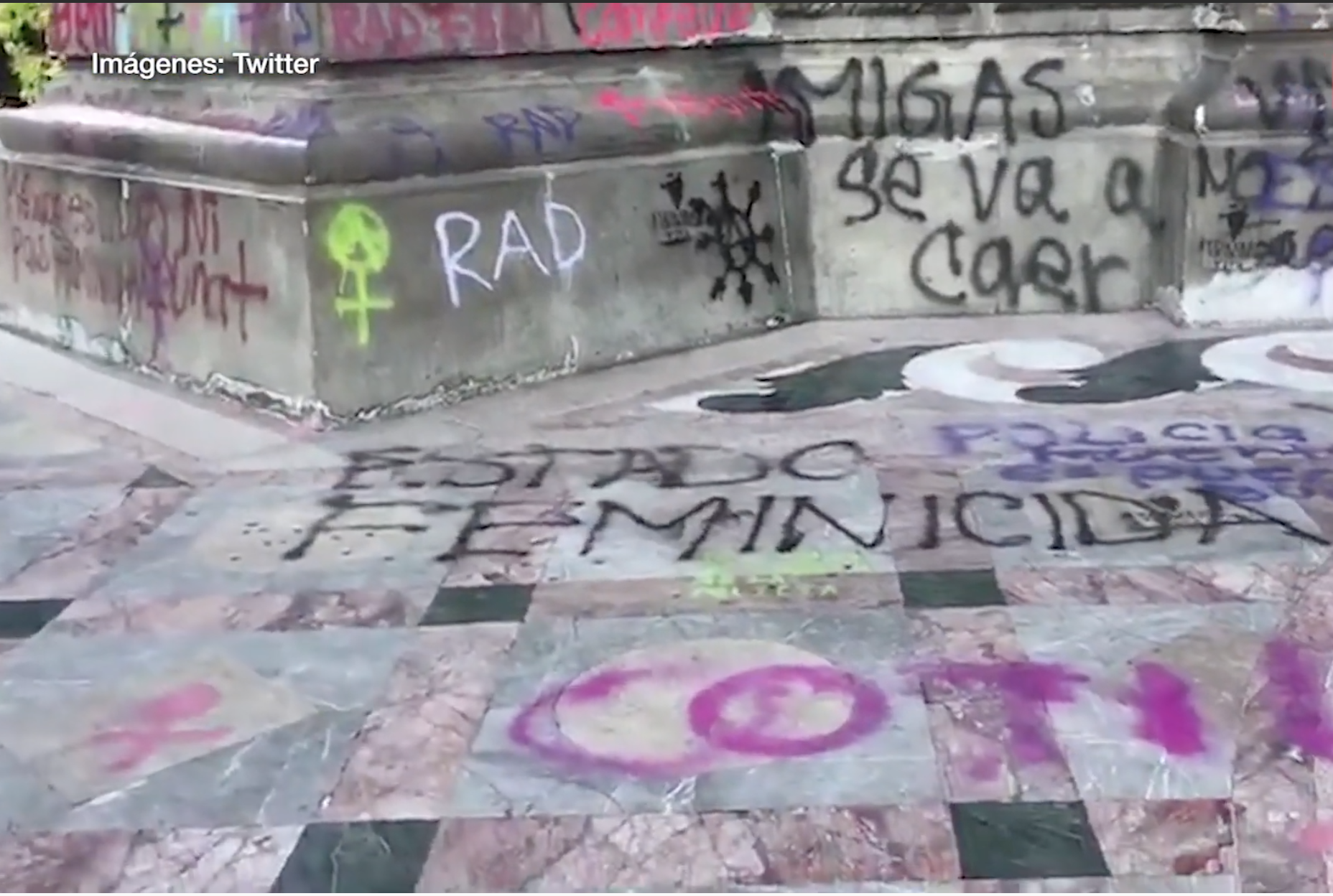 Restauradoras con Glitter entran a registrar las pintas en el Ángel de la Independencia