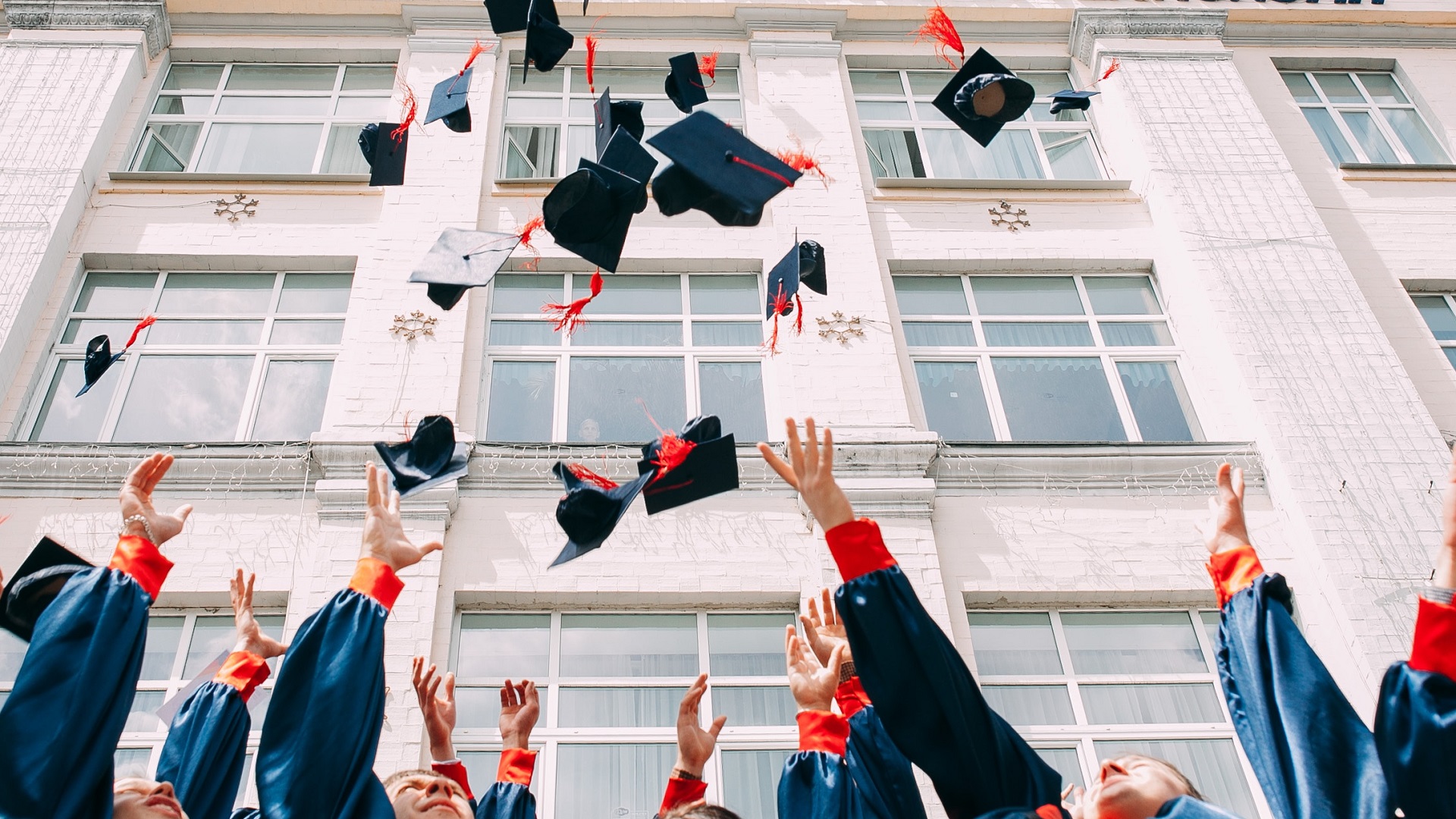 Titulados que viven en países de la OCDE ganan 57 por ciento más