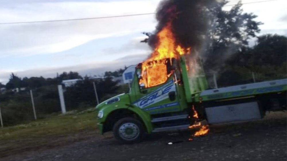 Taxistas incendian grúas durante operativo en Nochixtlán