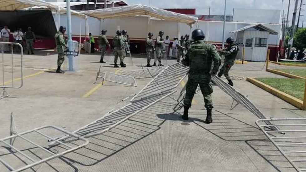 Migrantes desatan nuevo enfrentamiento en Tapachula - guardia-nacional-levantando-vallas-tiradas-por-migrantes