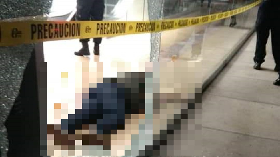 Ejecutan a hombre en estacionamiento de plaza comercial de Morelos - hombre-asesinado-en-plaza-comercial-de-morelos
