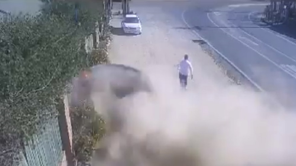 #Video Hombre se salva de ser arrollado por auto a toda velocidad