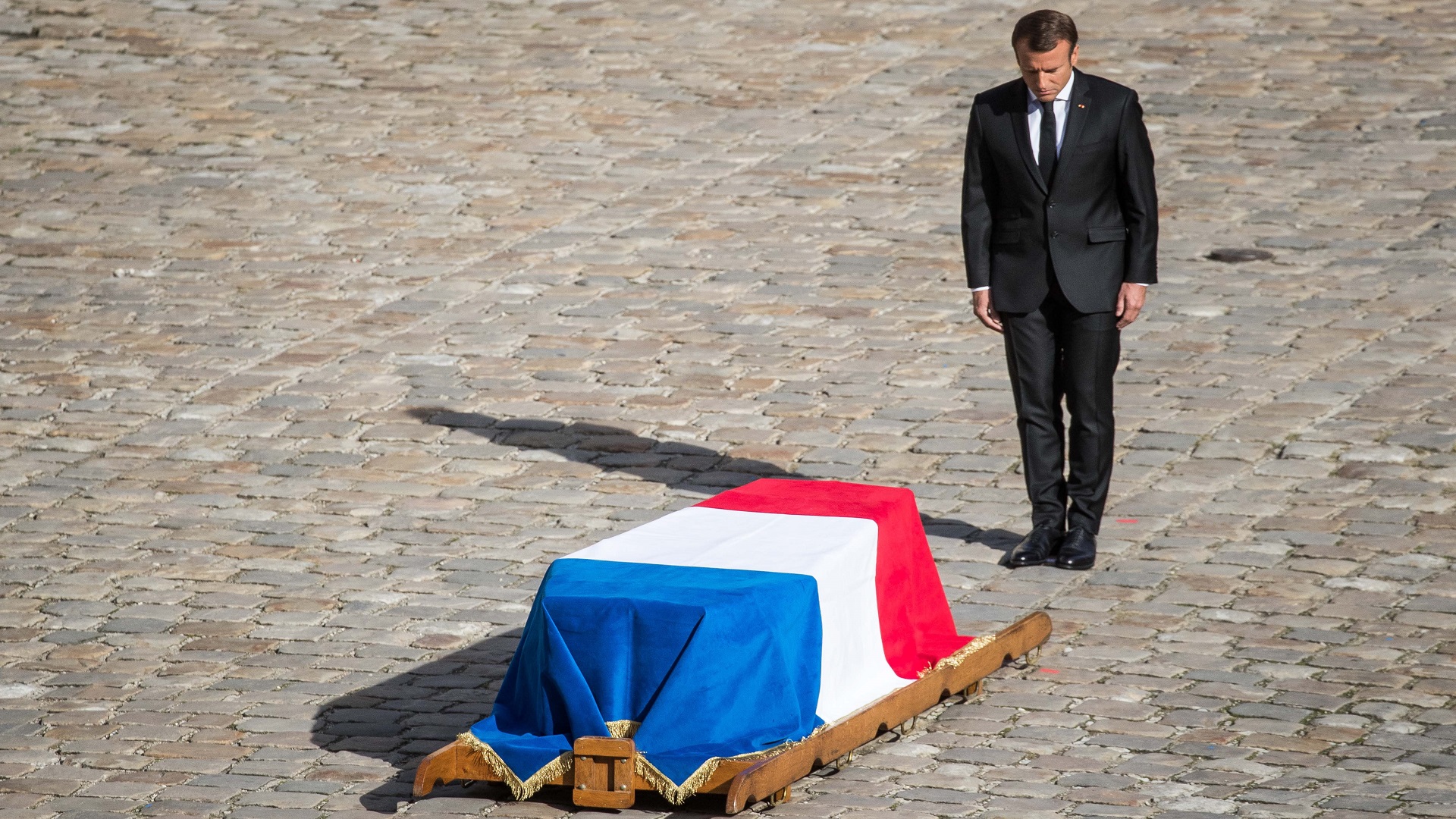 Rinden homenaje nacional en Francia al expresidente Jacques Chirac - homenaje-de-emmanuel-macron-a-chirac-en-la-catedral-de-saint-louis-de-los-invalidos