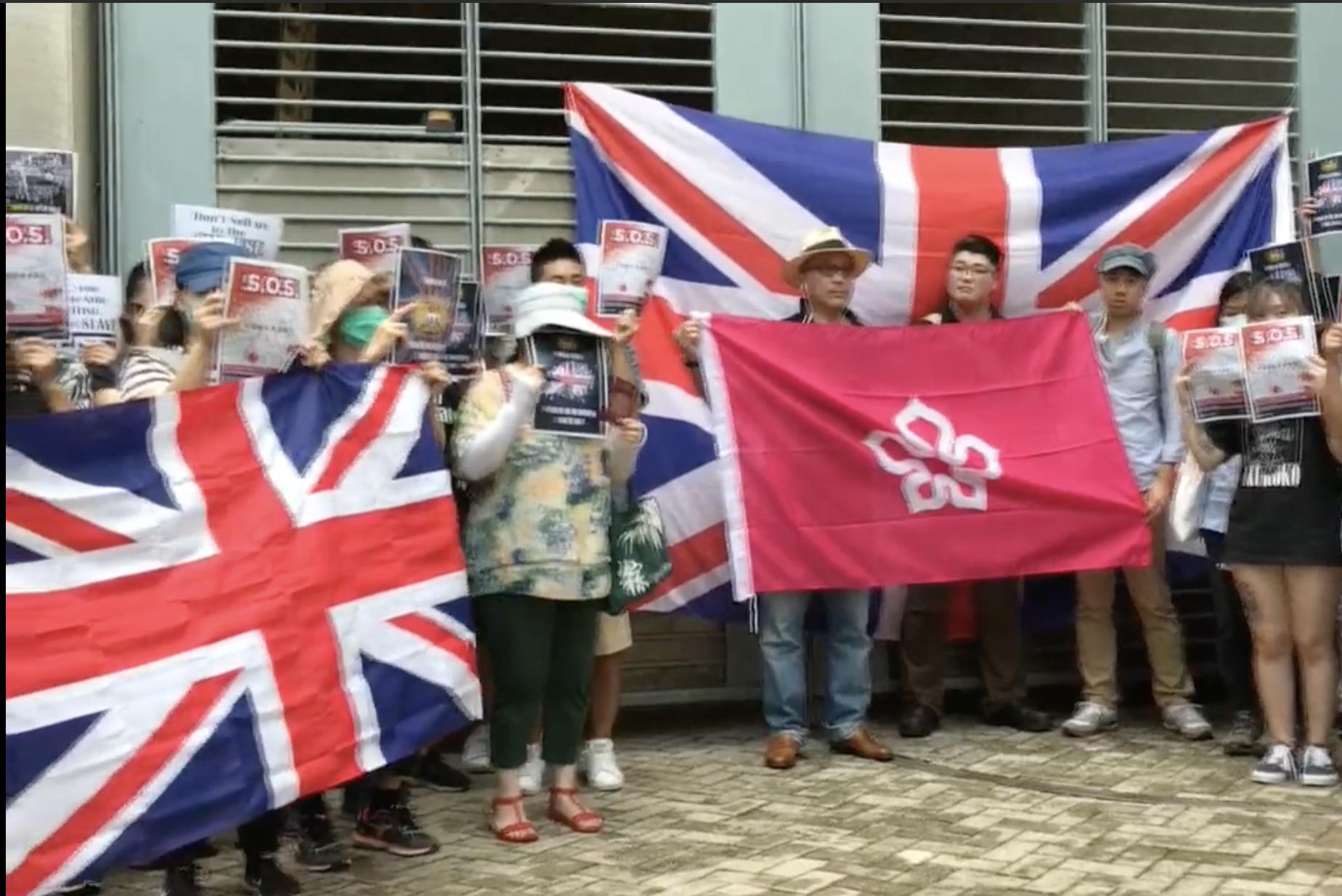 Centenares de hongkoneses piden a Reino Unido que apoye la lucha democrática
