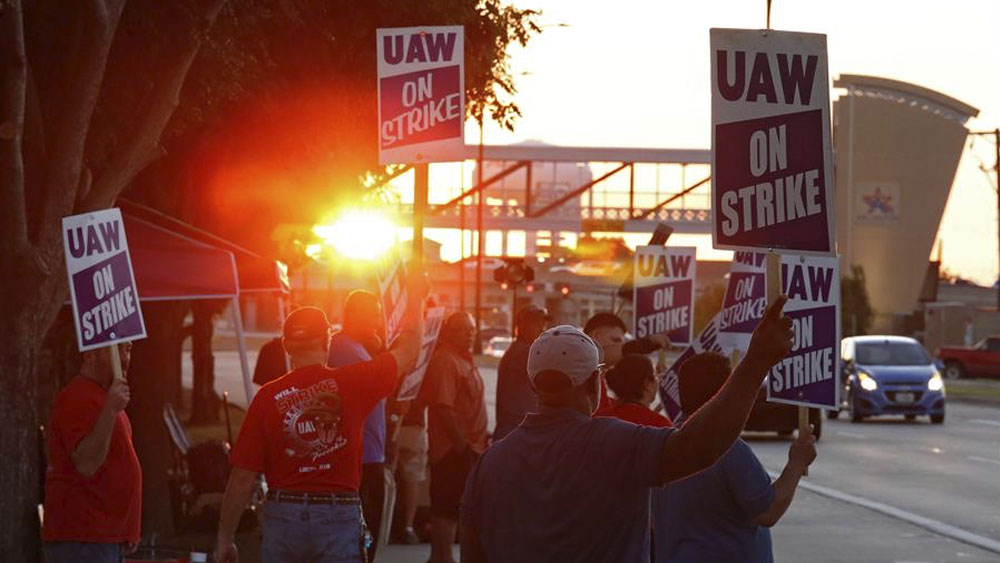 Trabajadores de General Motors entran en segundo día de huelga en EE.UU.