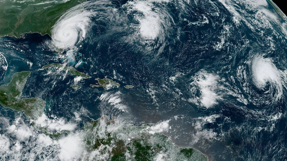 Huracán Dorian avanza hacia costa sureste de Florida y amaga a Carolinas