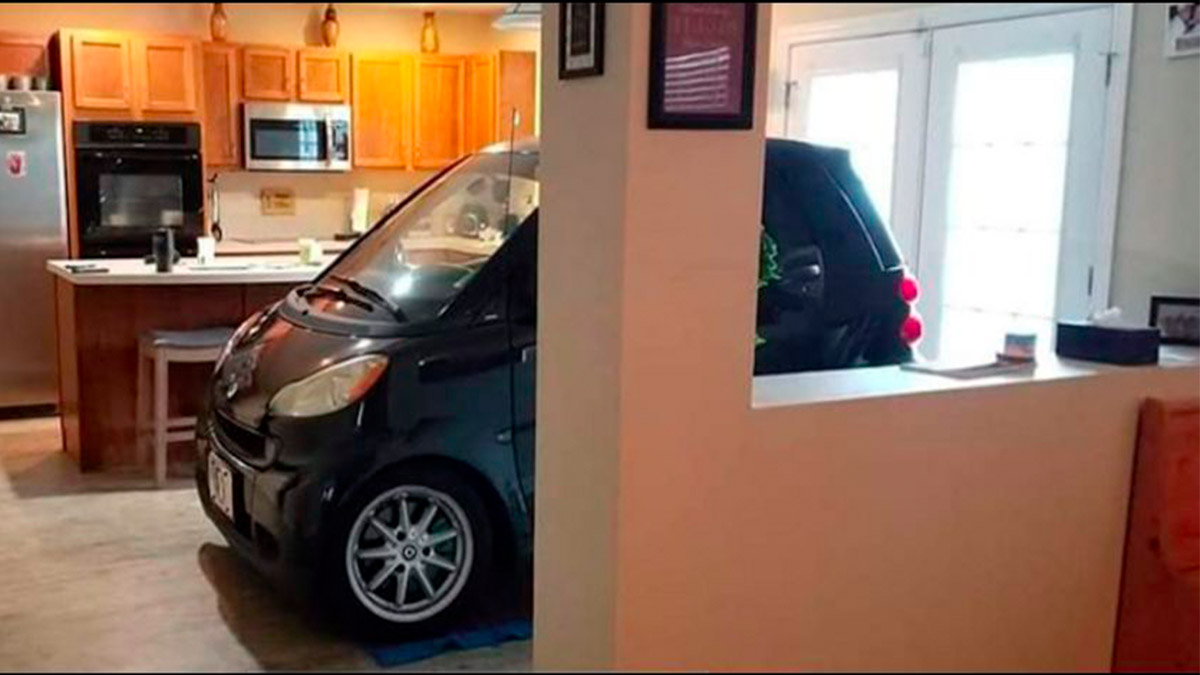 Hombre guarda su automóvil en la cocina para protegerlo de Dorian