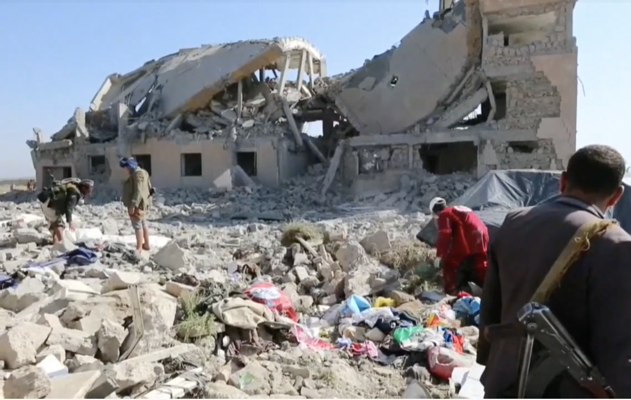 Mueren al menos 60 personas tras bombardeo contra una prisión hutí