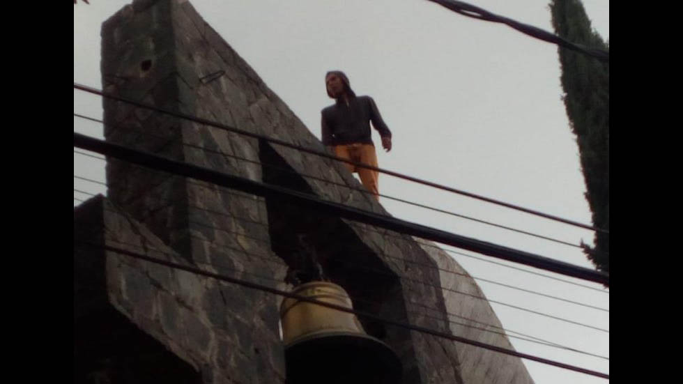 #Video Hombre intenta saltar de campanario de iglesia en la Magdalena Contreras