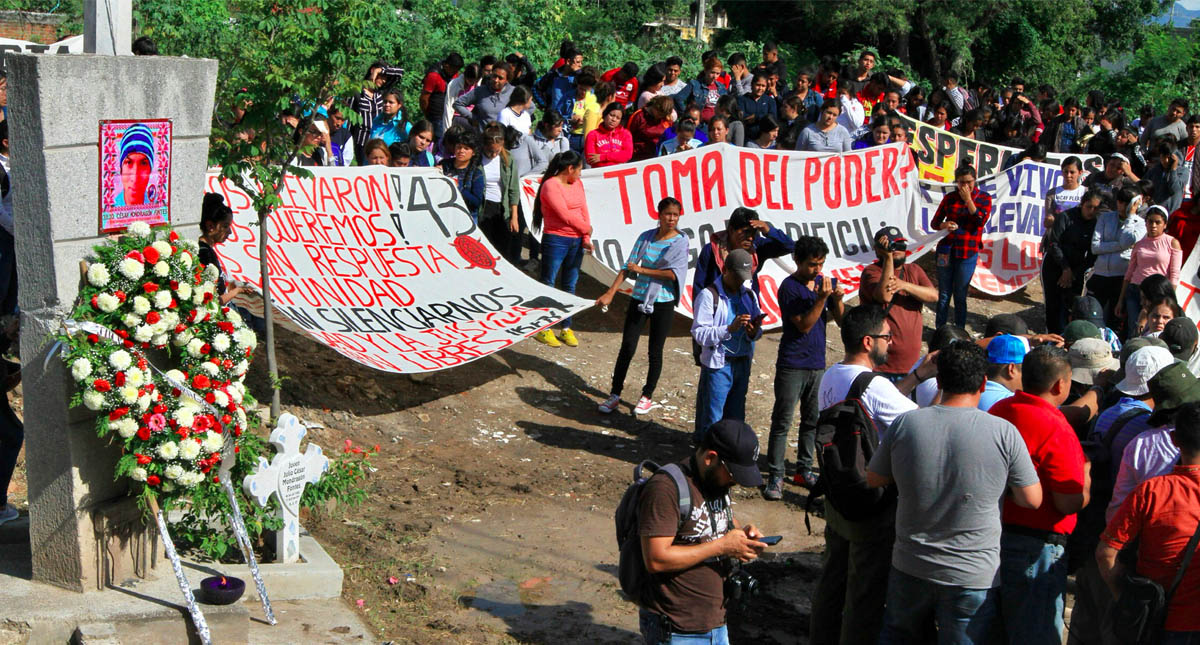 Marchan en Iguala por aniversario de caso Ayotzinapa