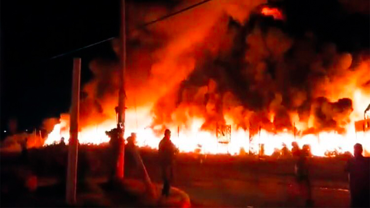 Se incendia depósito de llantas usadas en Tultitlán