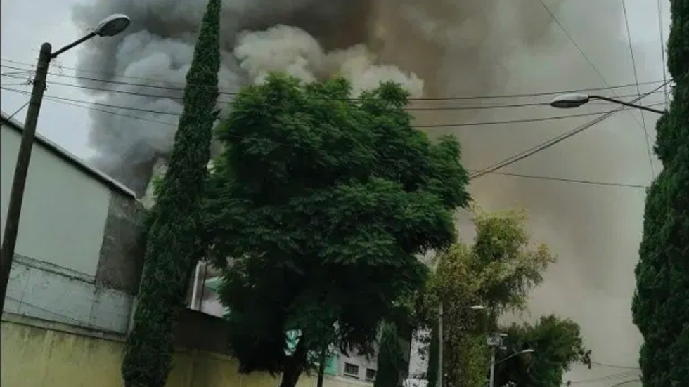 Controlan incendio en bodega de Eje 6 Sur