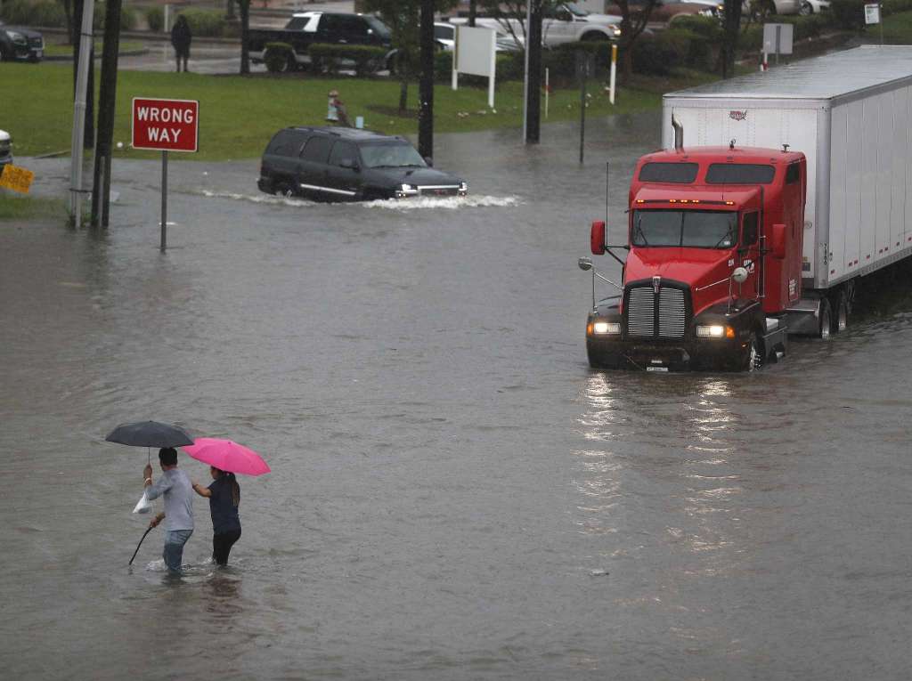 #Video Crean puente con bancos para evacuar escuela inundada en Houston - inundaciones-en-houston