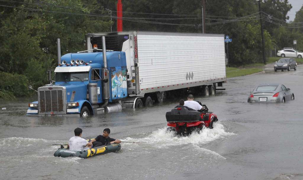 #Video Crean puente con bancos para evacuar escuela inundada en Houston - inundaciones-houston