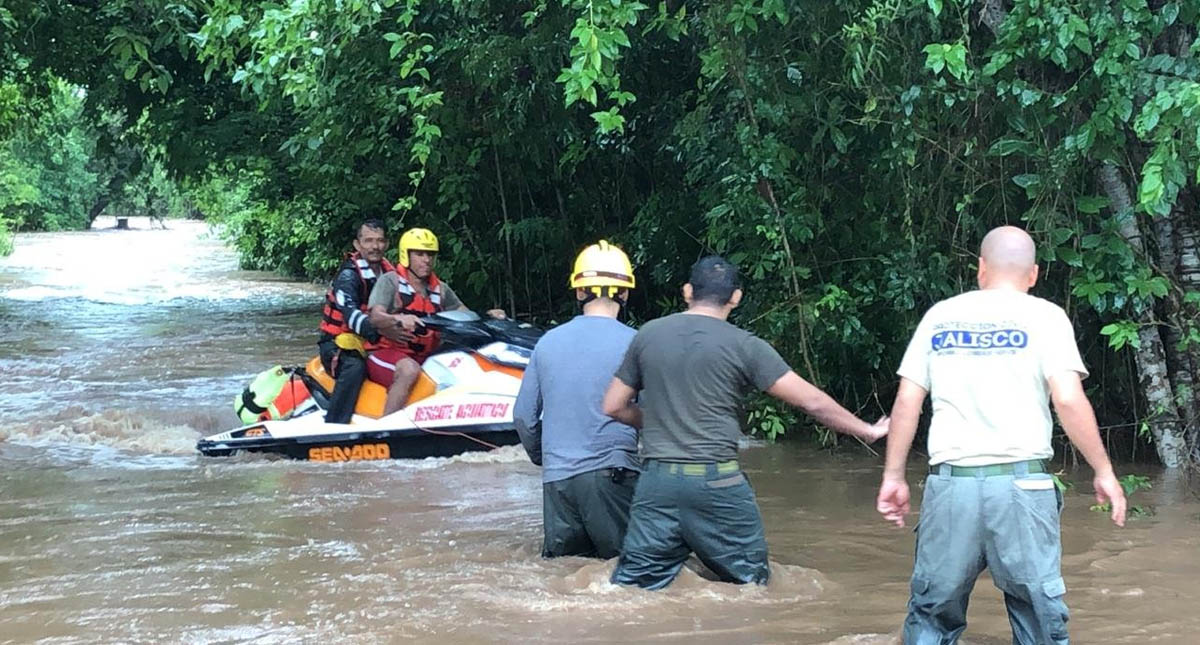 #Video Lorena provoca desbordamiento de río en Jalisco