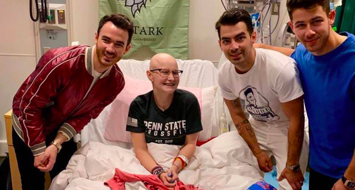 Jonas Brothers visitan a fan con cáncer que no pudo asistir a concierto