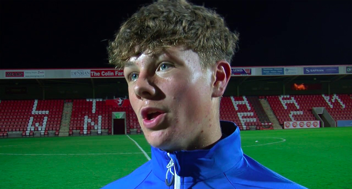 Suspenden a jugador de Leeds United por apostar incluso con su equipo