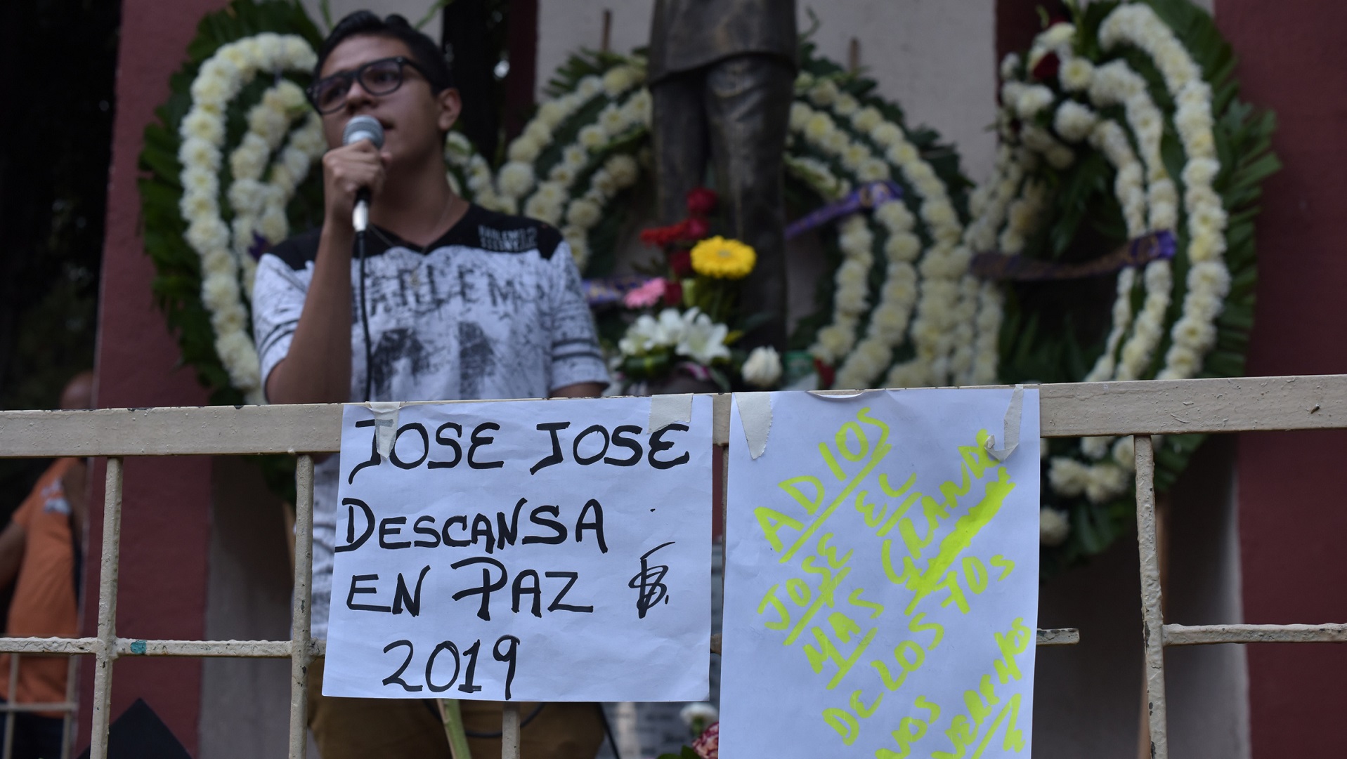 Habrá megakaraoke en homenaje a José José