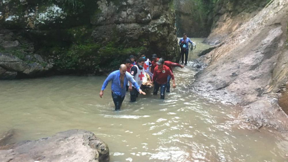 Cae joven en cascada de 40 metros en Sinaloa por tomar fotos