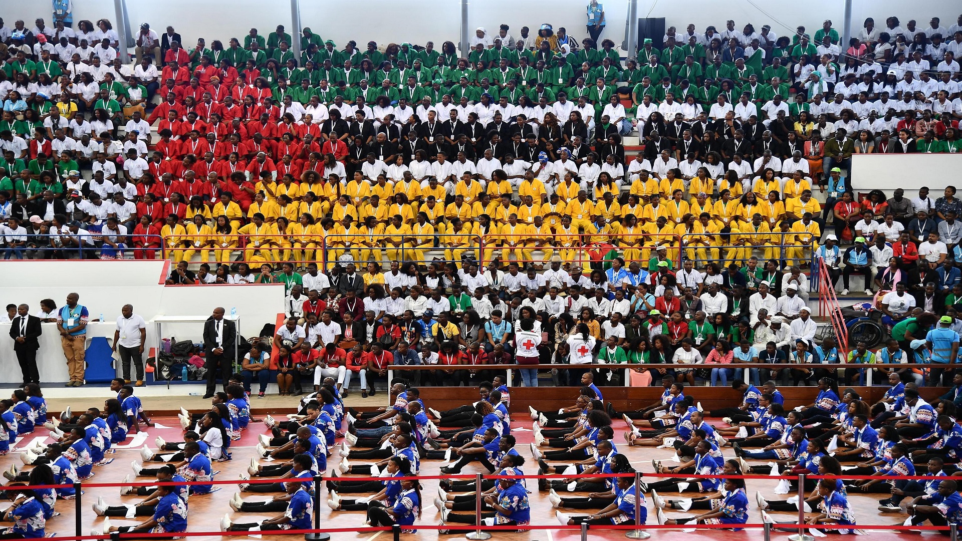 Papa Francisco insta a jóvenes a proteger el medio ambiente - jovenes-de-mozambique-en-reunion-con-el-papa