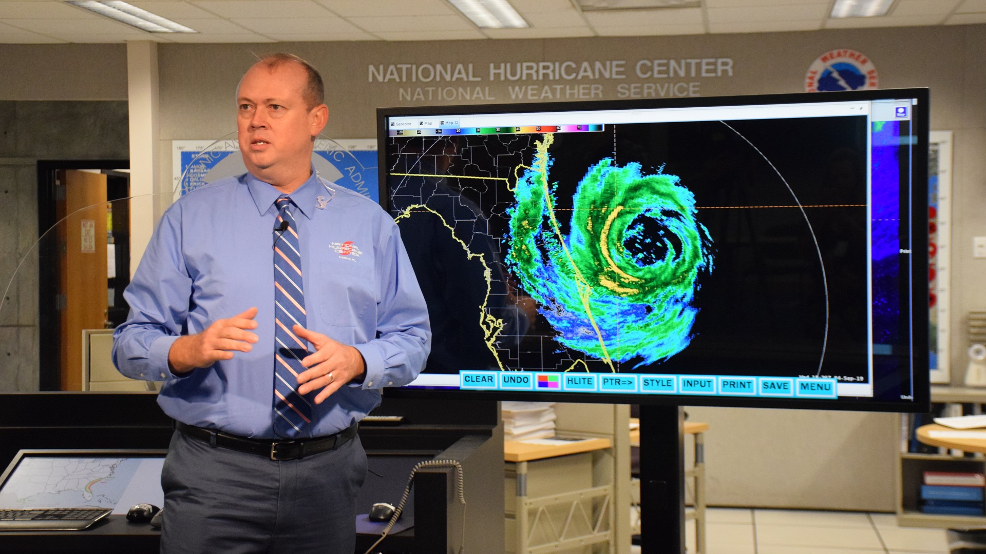 Huracán Dorian marcha a paso lento rumbo a Florida