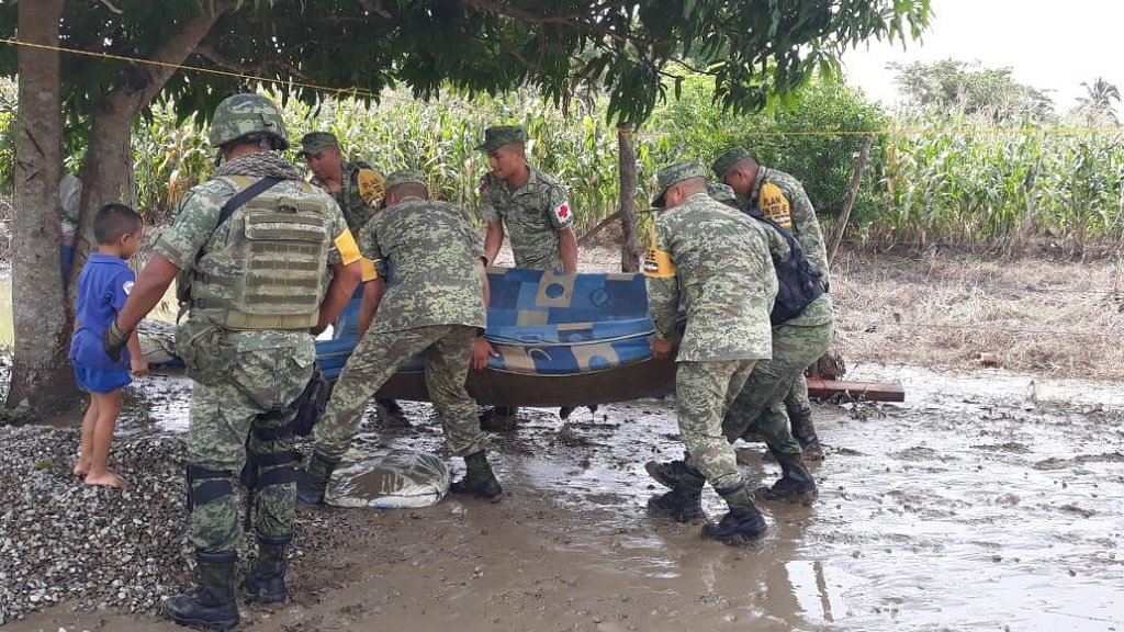 Lluvias desbordan río Pichucalco e inundan 13 casas en Tabasco - labores-de-apoyo-a-poblacion-afectada-por-desbordamiento-del-rio-pichucalco
