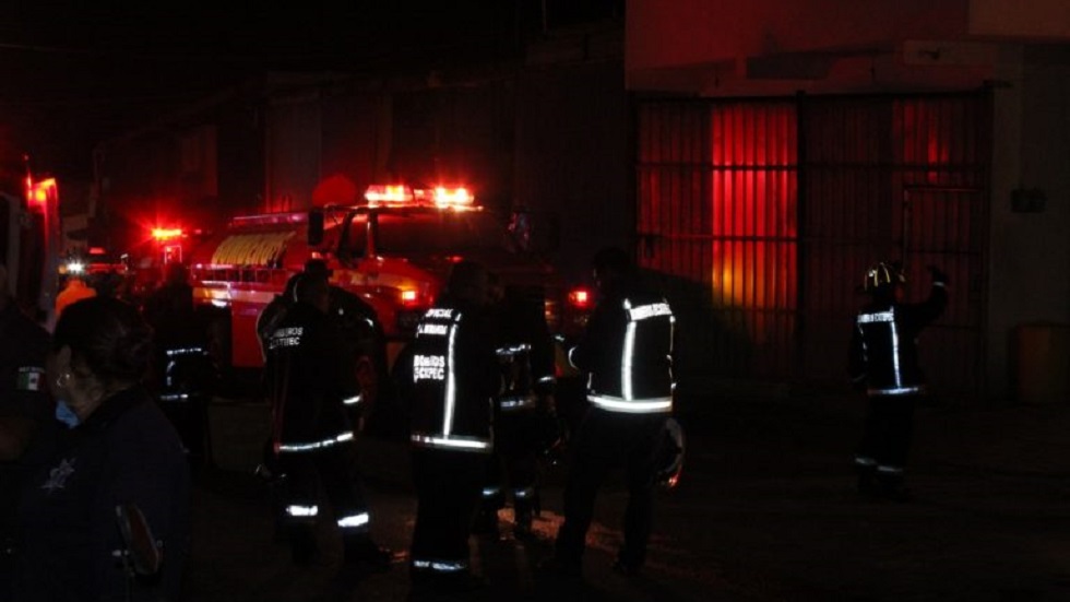 Incendio de bodega deja nueve heridos en Coacalco - labores-de-bomberos-contra-incendio