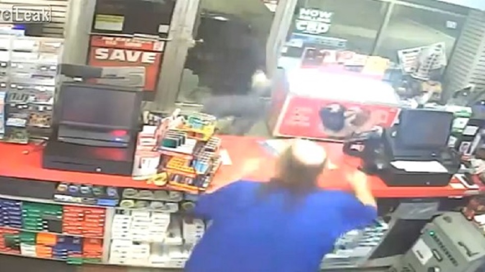 #Video Presunto ladrón de tienda rompe puerta que estaba abierta - ladron-huye-al-ver-al-dependiente