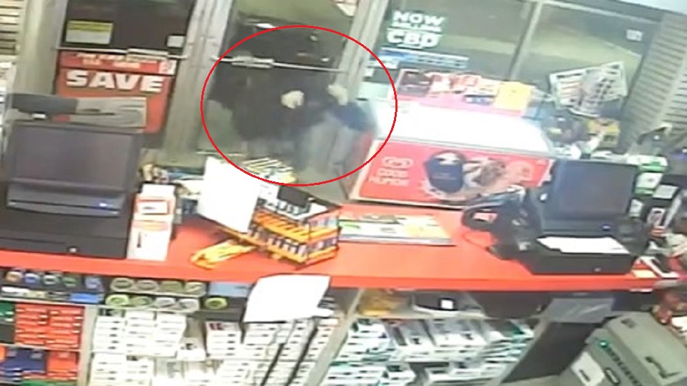 #Video Presunto ladrón de tienda rompe puerta que estaba abierta