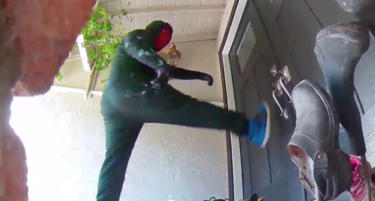 #Video Ladrones enmascarados patean puerta para robar casa en California
