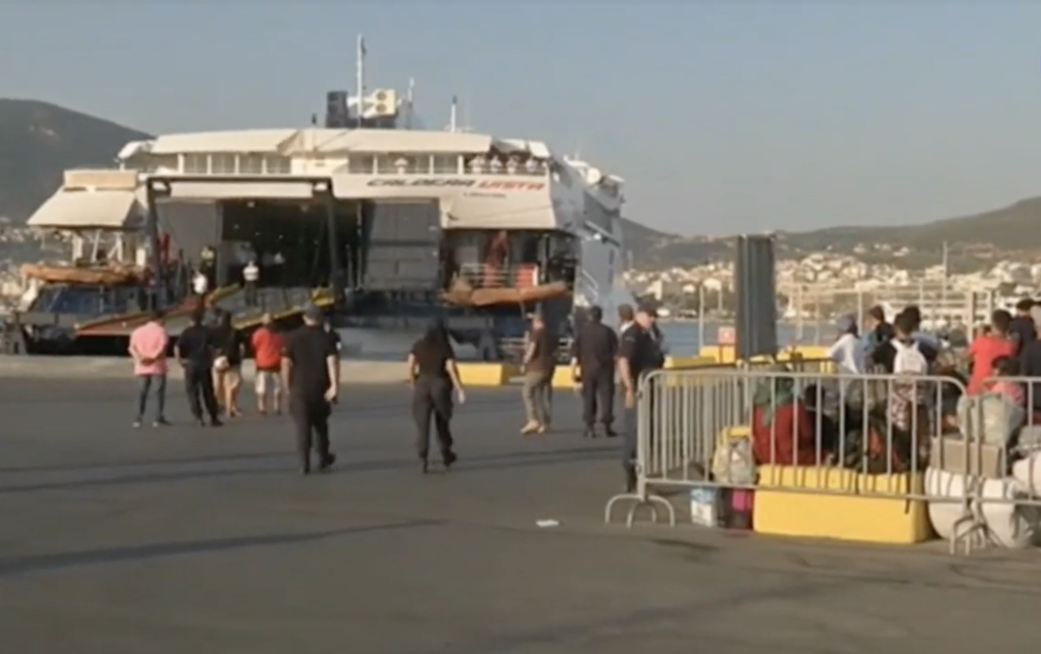 Trasladan a más de mil refugiados para descongestionar campamento