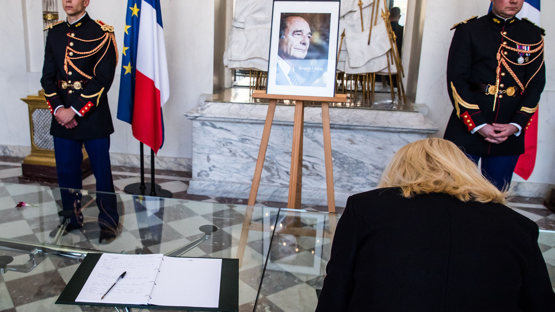 Miles de franceses rinden homenaje al expresidente Jacques Chirac - libros-de-firmas-en-el-palacio-del-eliseo-que-se-entregaran-a-la-familia-de-chirac