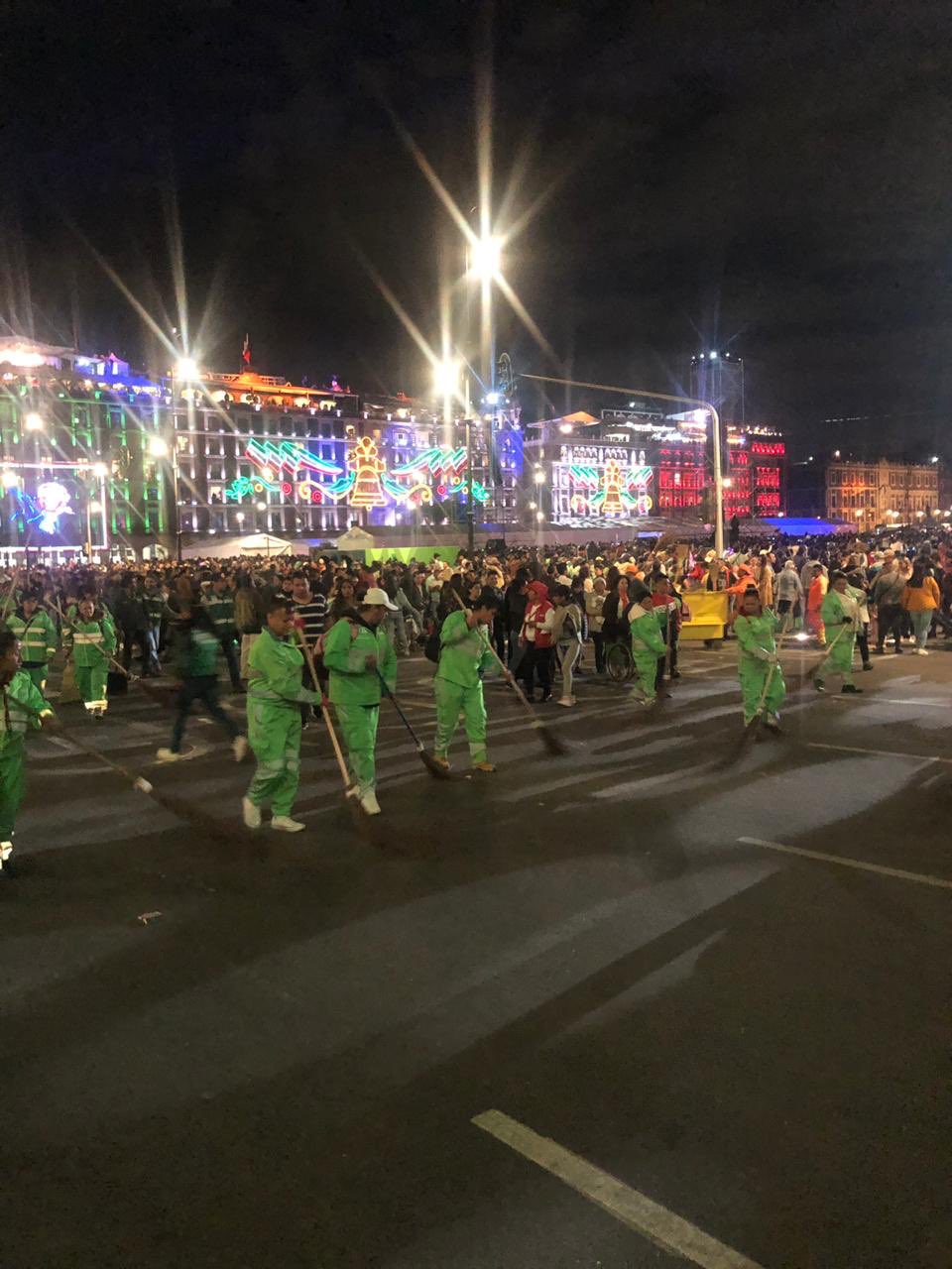Retiraron 139 toneladas de basura tras festejos en el Zócalo - limpian-el-ocalo-tras-el-grito