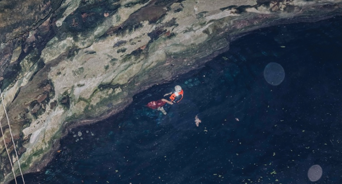 Buzos trabajan en la rehabilitación de cenotes en Yucatán