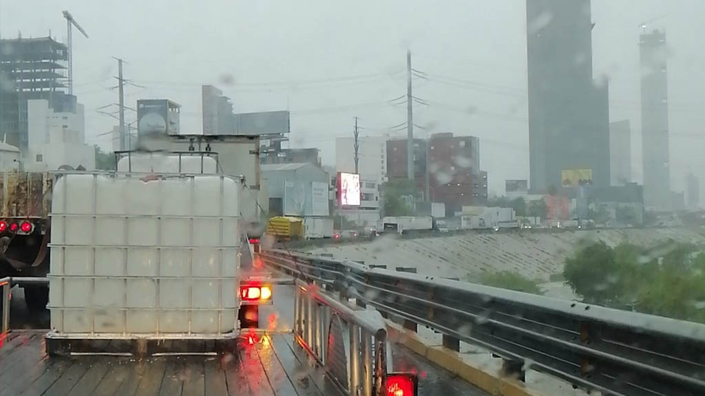 Rescatan a persona del Rio Santa Catarina, Nuevo León; prevén más lluvias por ‘Fernand’