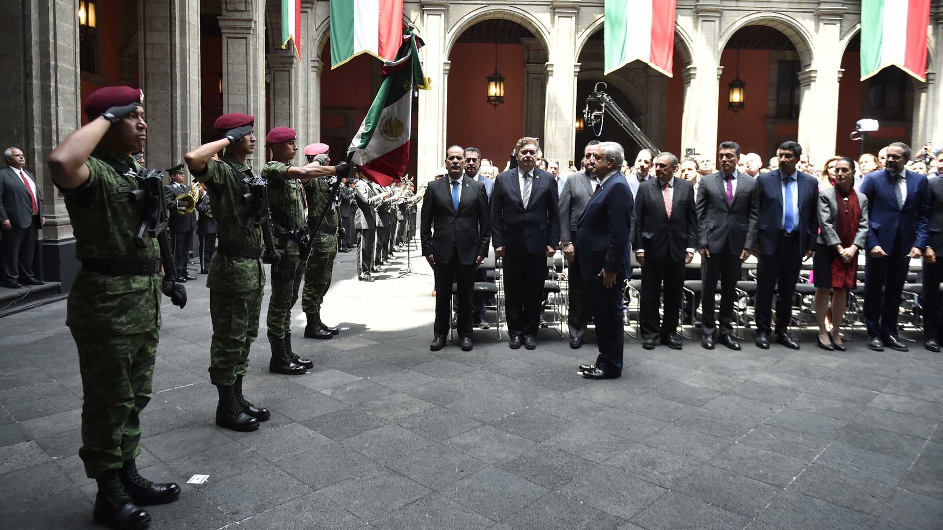 #Fotos Así se vivió el Informe de Gobierno de López Obrador - lopez-obrador-ante-escolta-militar