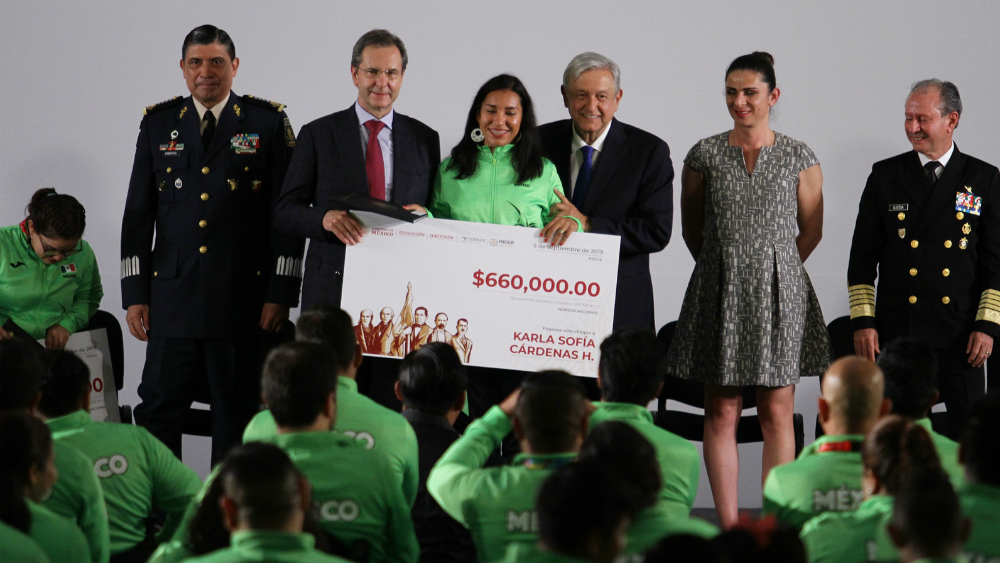 Atletas parapanamericanos reciben estímulos presidenciales