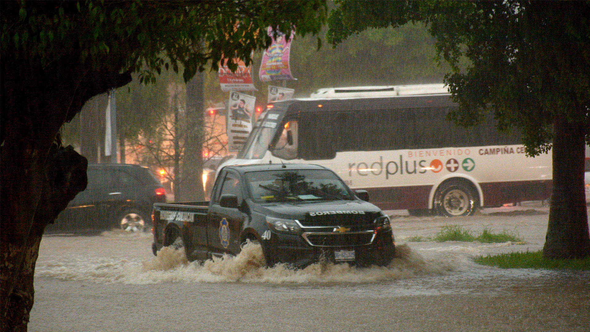 Huracán Lorena modifica su trayectoria; hay Alerta Roja