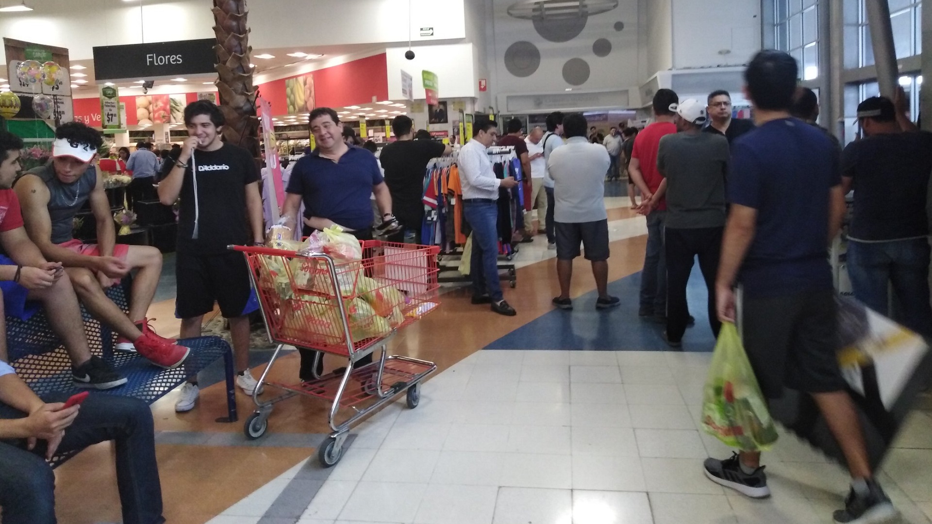 Persecución y balacera termina en supermercado de Monterrey - los-hombres-presentes-en-el-soriana-contry-fueron-retenidos-hasta-que-uno-por-uno-fueron-descartados-como-sospechosos-de-la-balacera