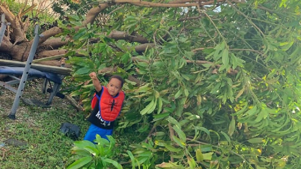#Video Dan cálida bienvenida a niño que padeció embate de Dorian - makai-con-chaleco-salvavidas-dispuesto-a-ayudar-a-los-ninos