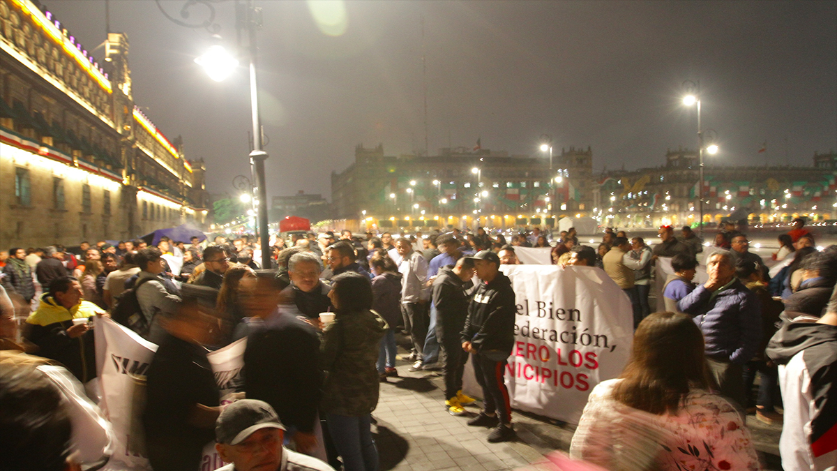 Alcaldes de Edomex se manifiestan en Palacio Nacional