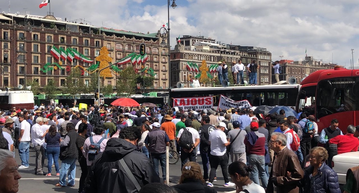 Amagan transportistas con nueva protesta para el 17 de septiembre; permanecen en el Zócalo