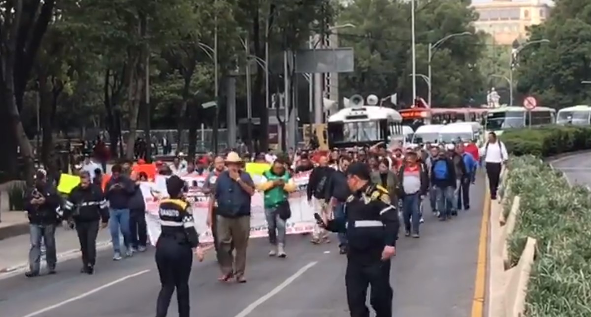 Cierran carriles centrales de Reforma por marcha de transportistas