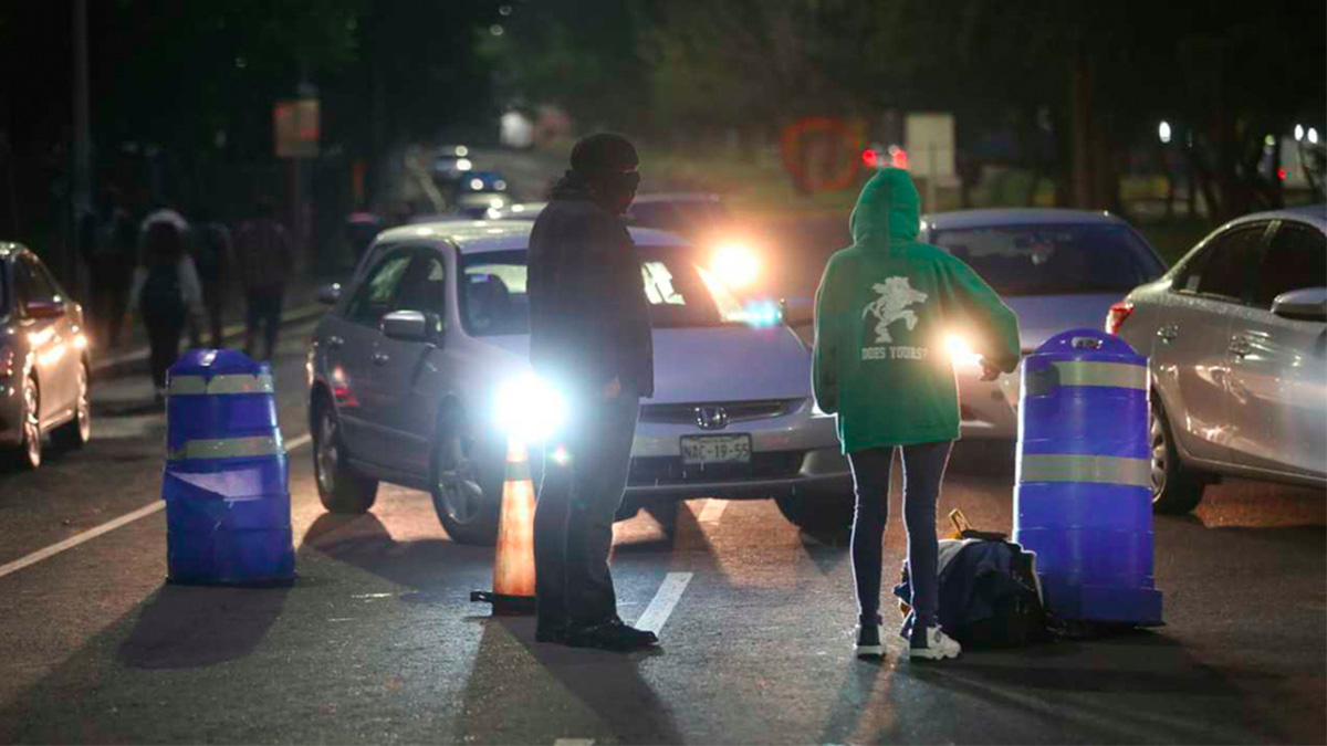 Jóvenes bloquean acceso a la Facultad de Ciencias Políticas de la UNAM