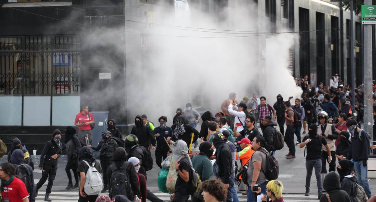 #Fotos #Videos Otra vez encapuchados vandalizan el Centro Histórico de la Ciudad de México