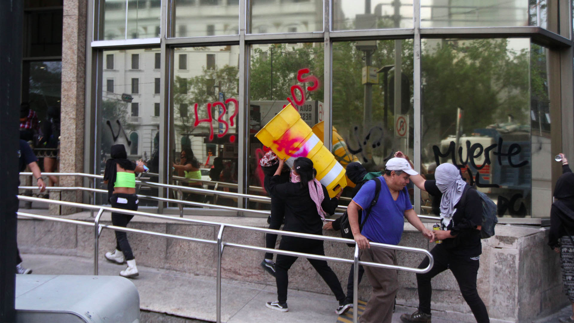 Anarquistas causan disturbios durante marcha por el Caso Ayotzinapa