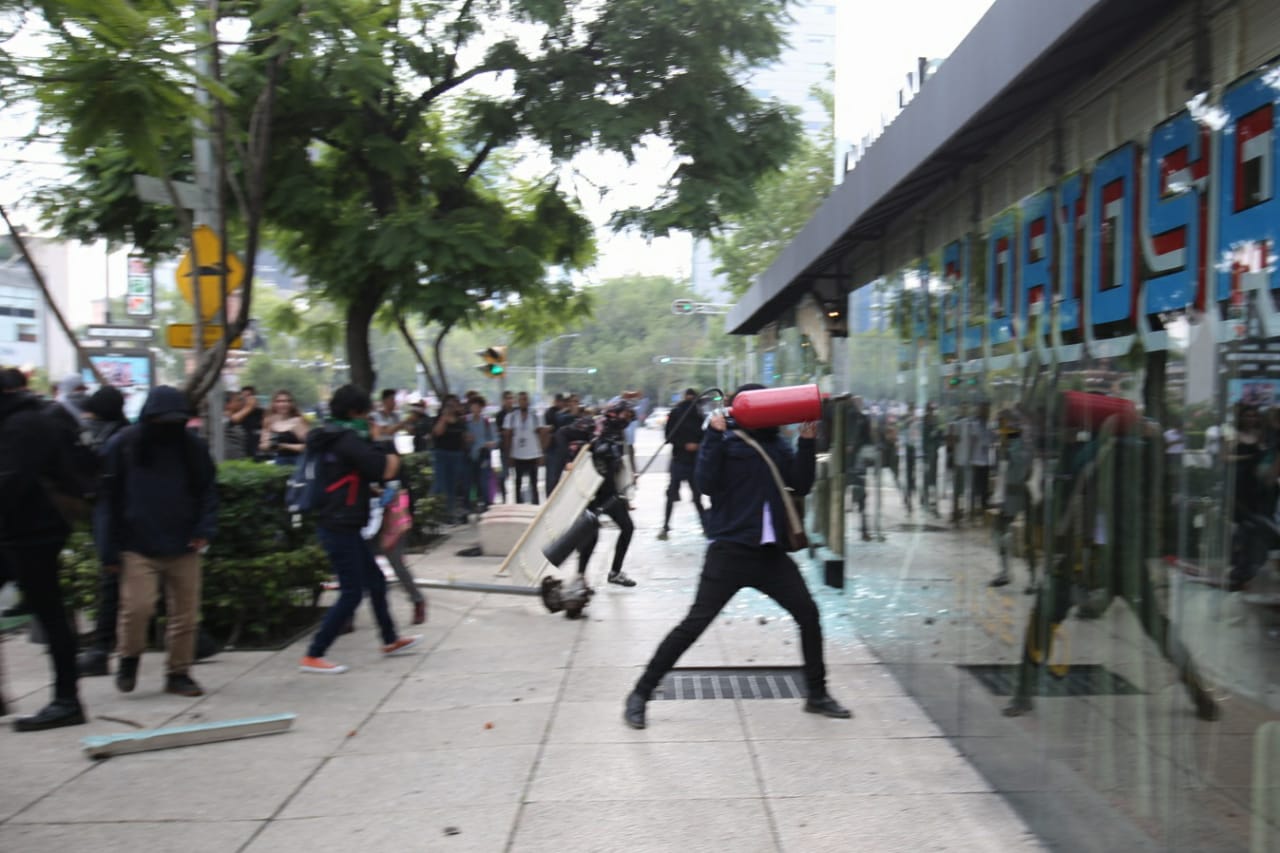 Marchan hacia el Zócalo por los 5 años del caso Ayotzinapa - marcha-actos-vandalicos